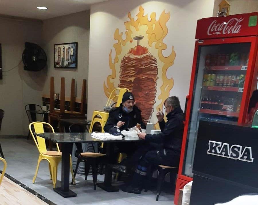 Zabıta memurları yasağa rağmen lokantada yemek yedi
