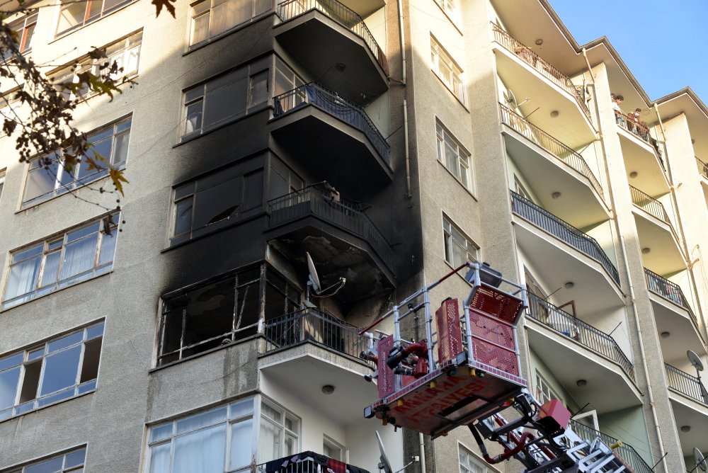Ankara'da 9 katlı binada yangın