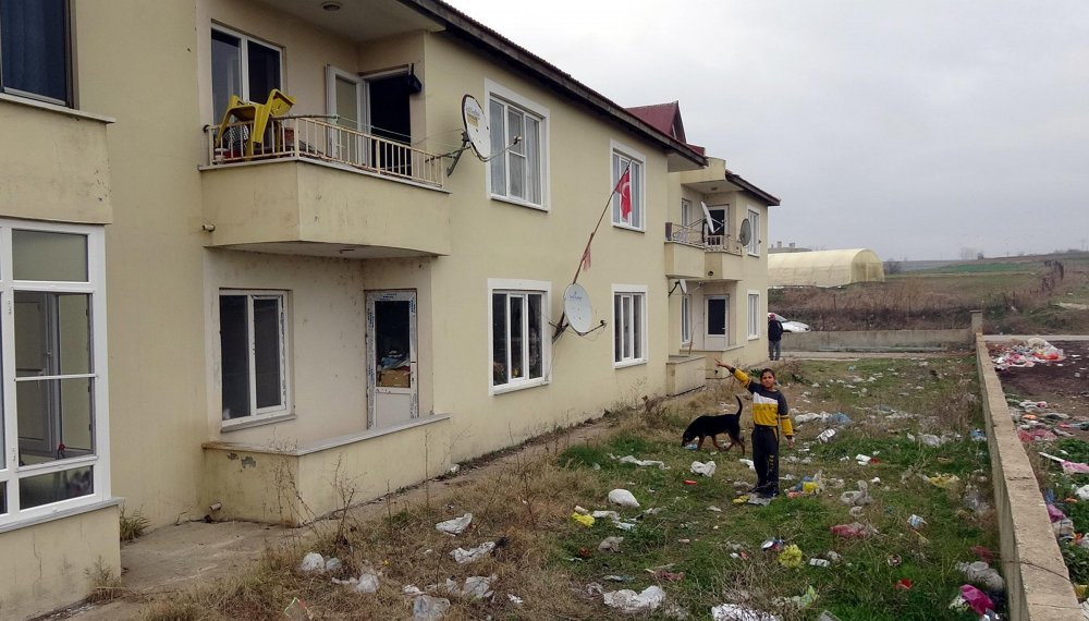 Balkona bağlanan köpek, ipe asılı halde ölü bulundu