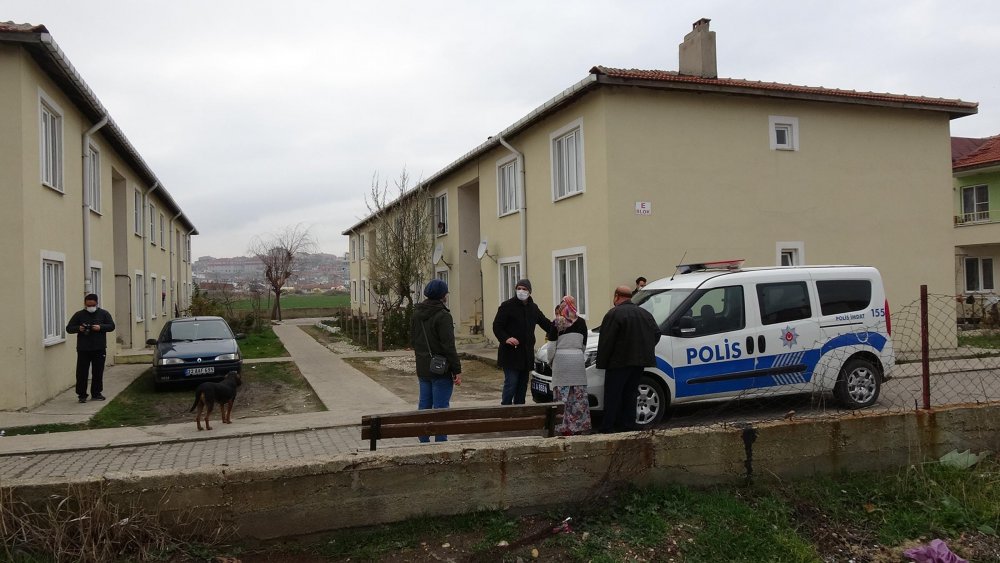 Balkona bağlanan köpek, ipe asılı halde ölü bulundu