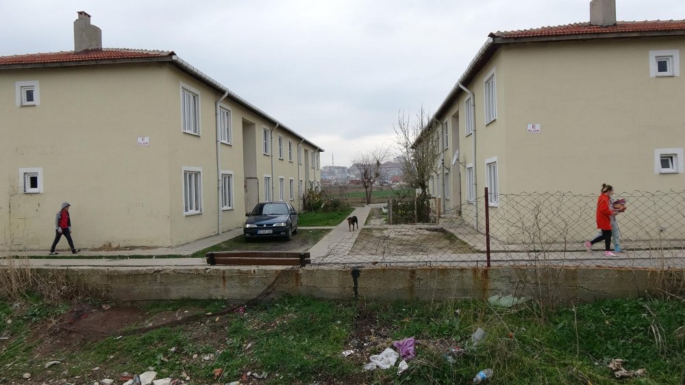 Balkona bağlanan köpek, ipe asılı halde ölü bulundu