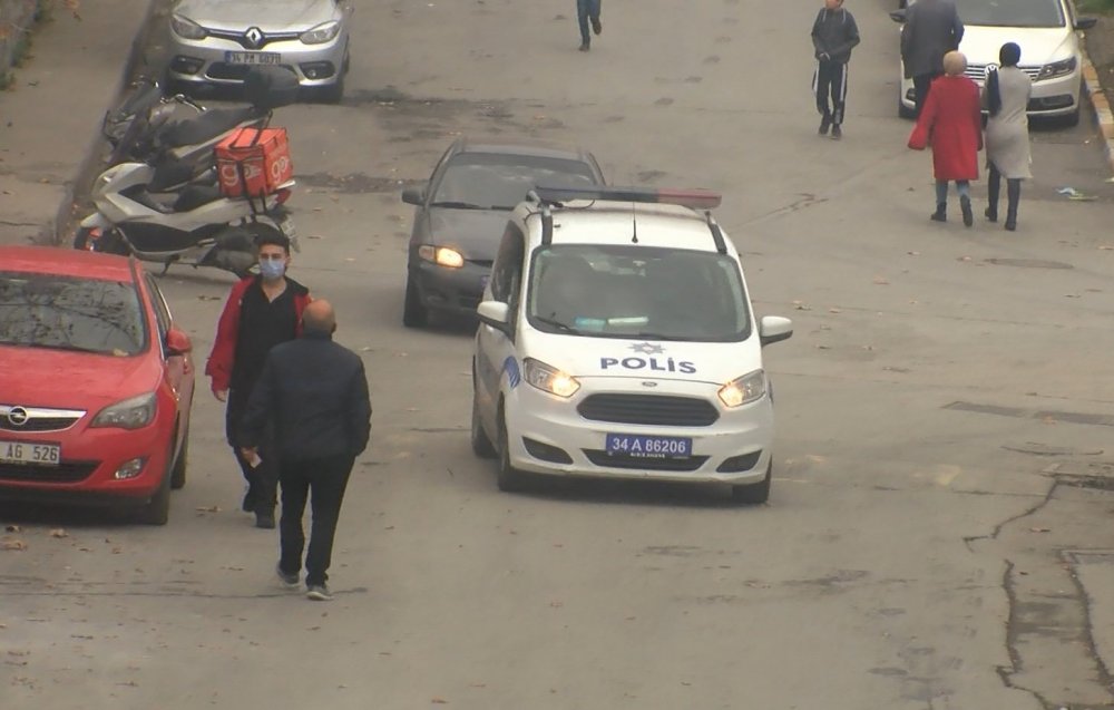 Beyoğlu'nda sokağa çıkma kısıtlamasında çocuklar dışarı çıktı
