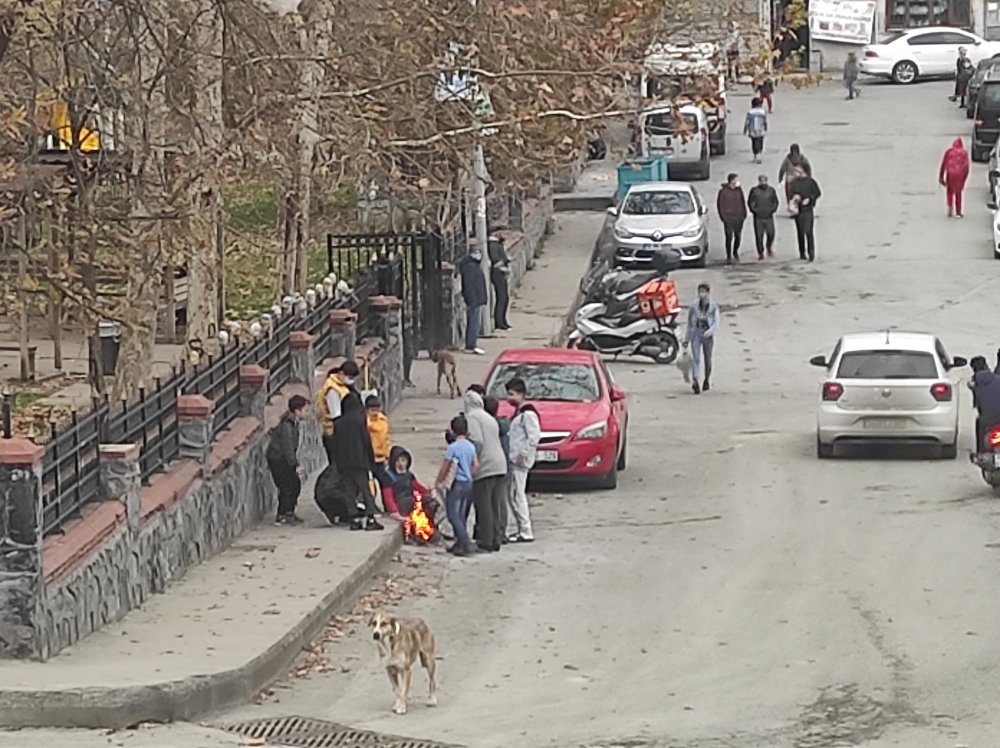Beyoğlu'nda sokağa çıkma kısıtlamasında çocuklar dışarı çıktı