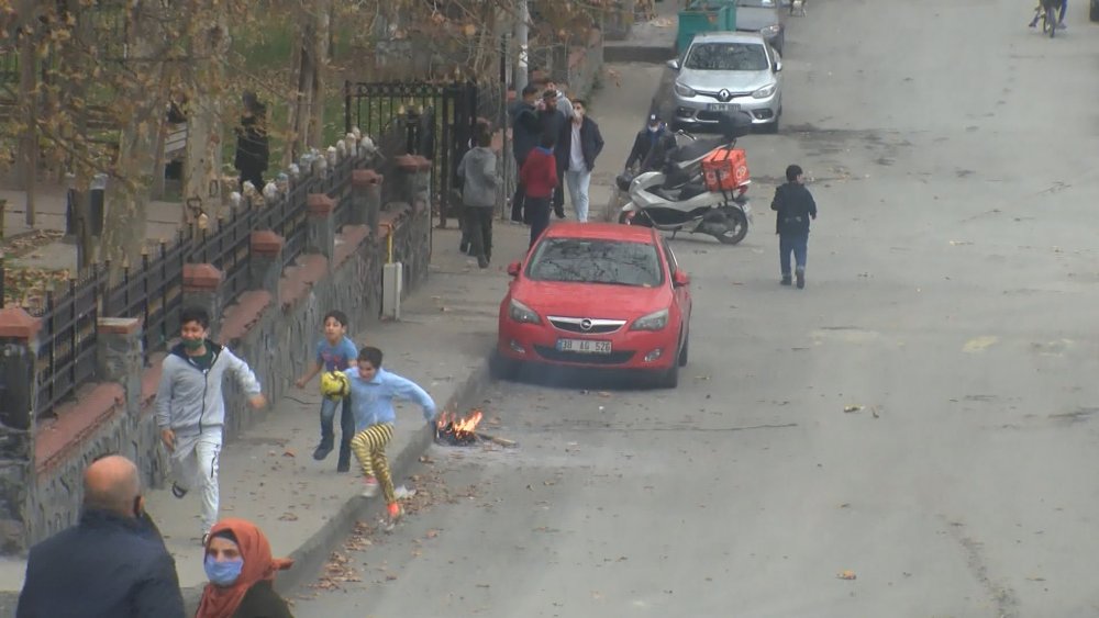Beyoğlu'nda sokağa çıkma kısıtlamasında çocuklar dışarı çıktı
