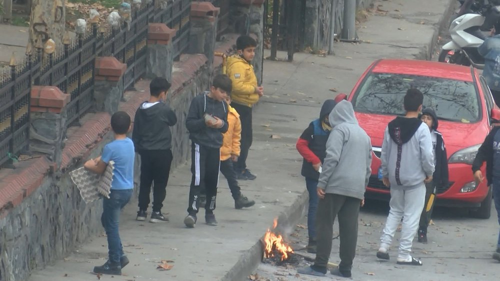 Beyoğlu'nda sokağa çıkma kısıtlamasında çocuklar dışarı çıktı