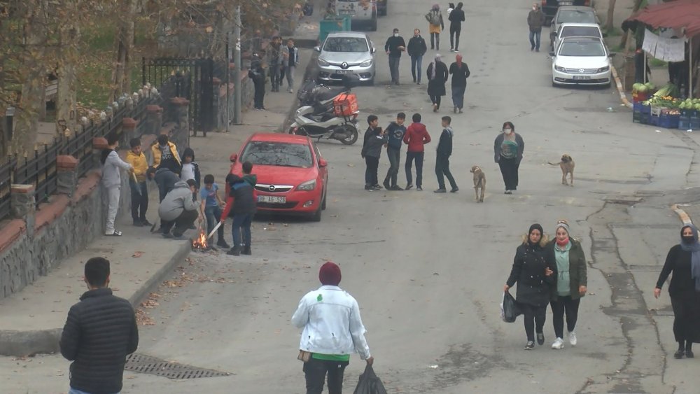 Beyoğlu'nda sokağa çıkma kısıtlamasında çocuklar dışarı çıktı