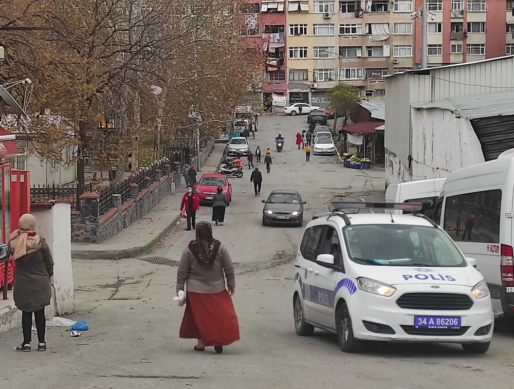 Beyoğlu'nda sokağa çıkma kısıtlamasında çocuklar dışarı çıktı