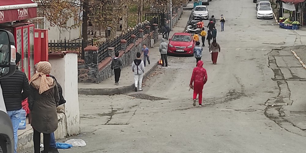 Beyoğlu'nda sokağa çıkma kısıtlamasında çocuklar dışarı çıktı