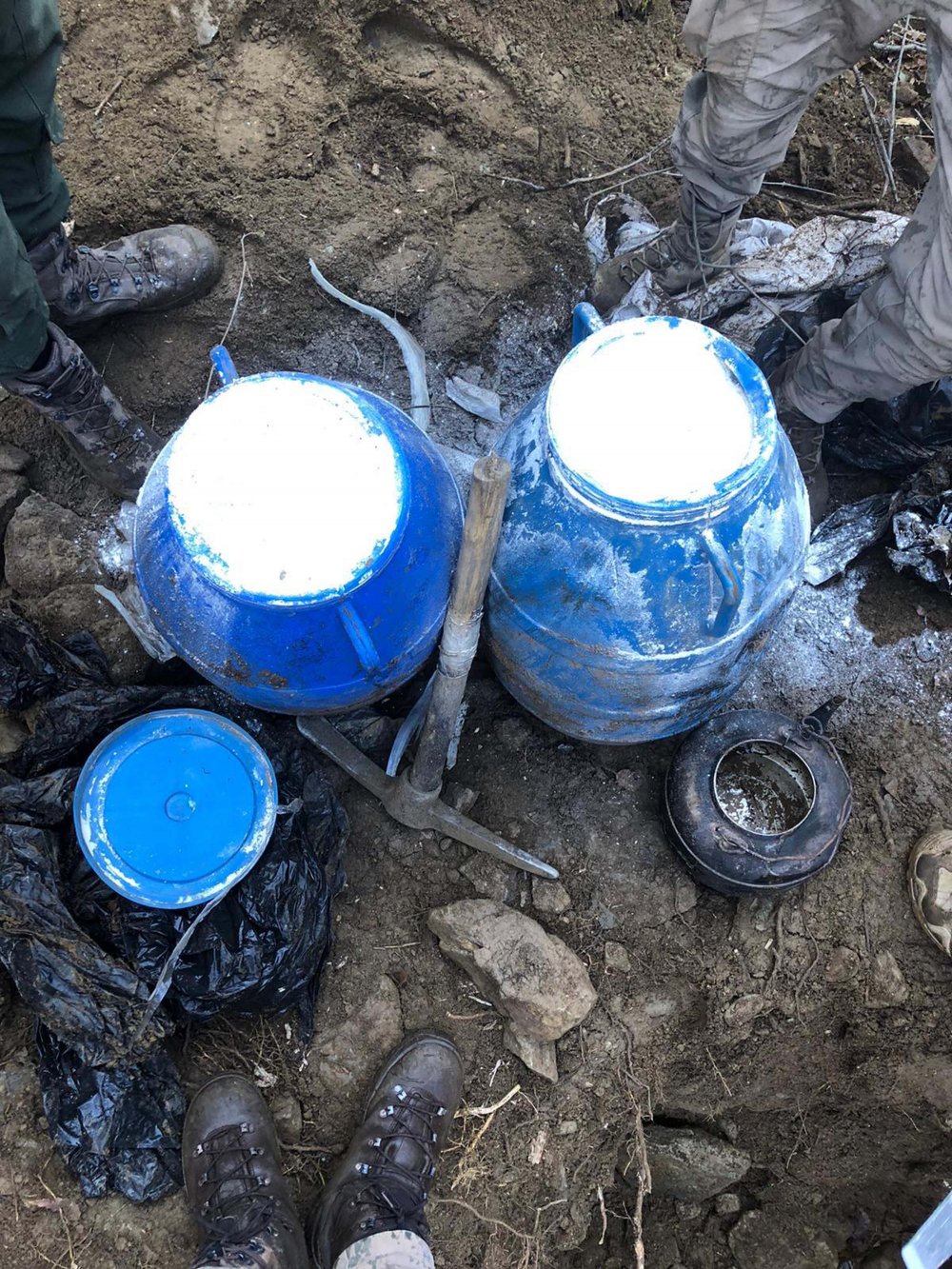 Bitlis'te teröristlerin silah, mühimmat ve el bombaları bulundu