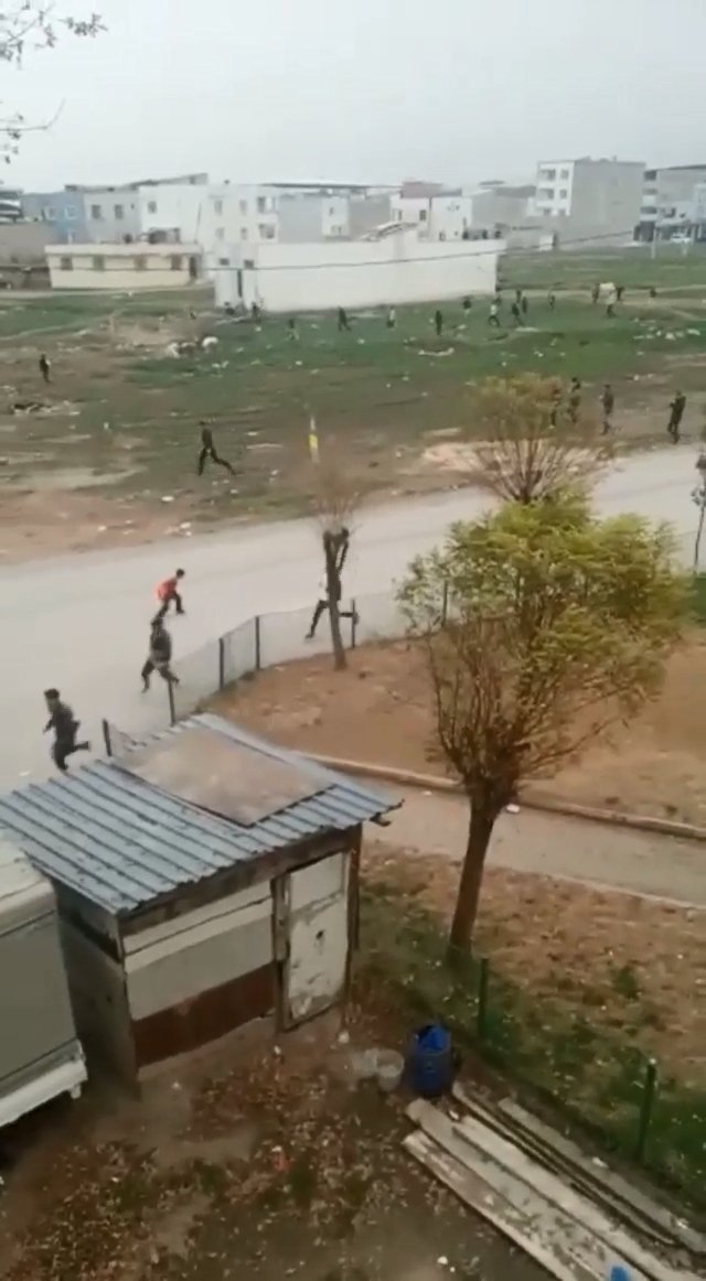 Bursa'da, kısıtlamayı ihlal edip maç eden gençler, siren sesi ile kaçıştı