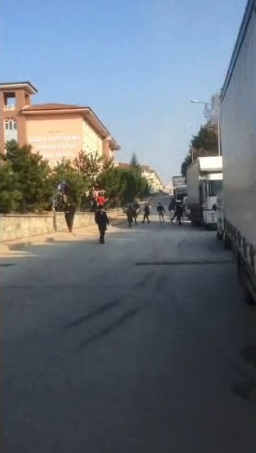 Bursa'da, kısıtlamayı ihlal edip maç eden gençler, siren sesi ile kaçıştı