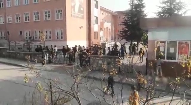 Bursa'da, kısıtlamayı ihlal edip maç eden gençler, siren sesi ile kaçıştı