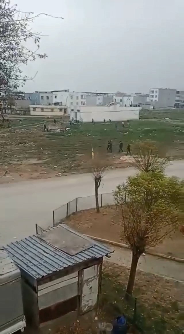 Bursa'da, kısıtlamayı ihlal edip maç eden gençler, siren sesi ile kaçıştı