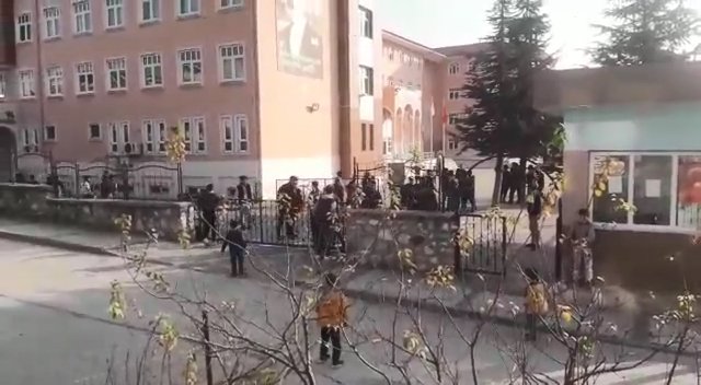 Bursa'da, kısıtlamayı ihlal edip maç eden gençler, siren sesi ile kaçıştı
