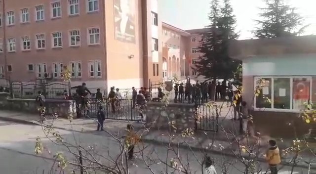 Bursa'da, kısıtlamayı ihlal edip maç eden gençler, siren sesi ile kaçıştı