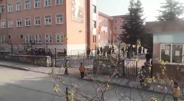 Bursa'da, kısıtlamayı ihlal edip maç eden gençler, siren sesi ile kaçıştı