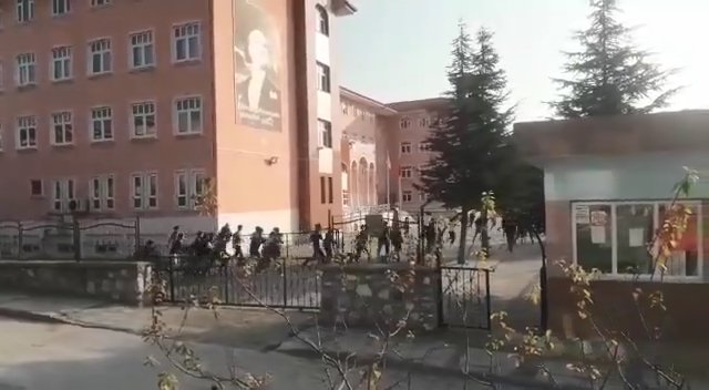 Bursa'da, kısıtlamayı ihlal edip maç eden gençler, siren sesi ile kaçıştı
