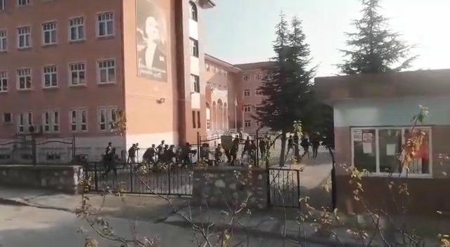 Bursa'da, kısıtlamayı ihlal edip maç eden gençler, siren sesi ile kaçıştı