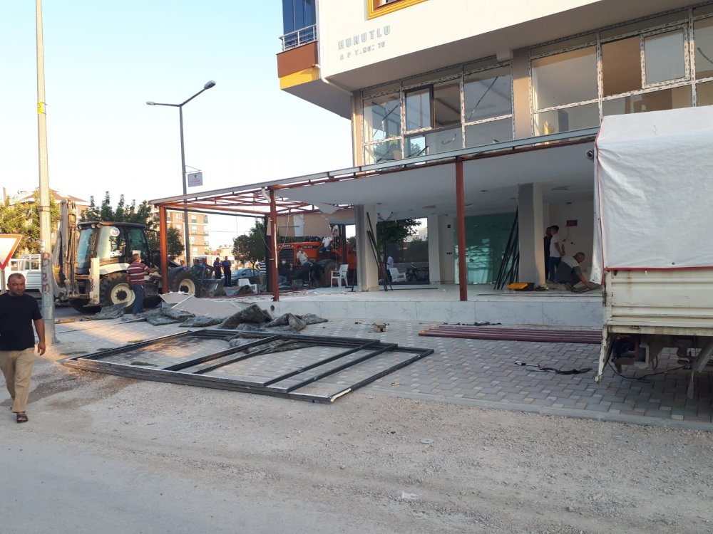 Ceyhanlı iş insanından bağış yapmayınca iş yerinin sundurmasının yıkıldığı iddiası