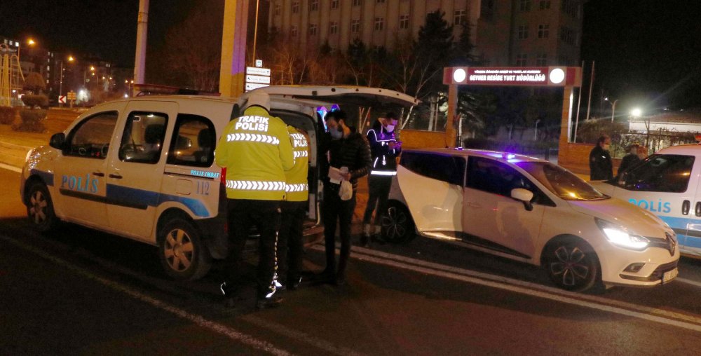 Cezaevi firarisi, otostop çektiği otomobilde yakalandı