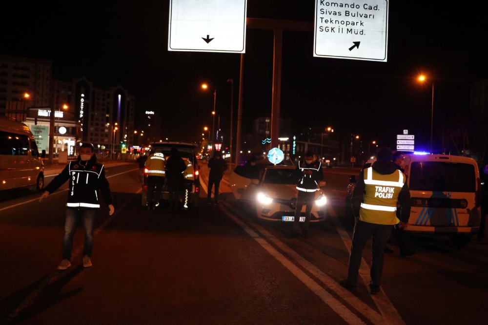 Cezaevi firarisi, otostop çektiği otomobilde yakalandı
