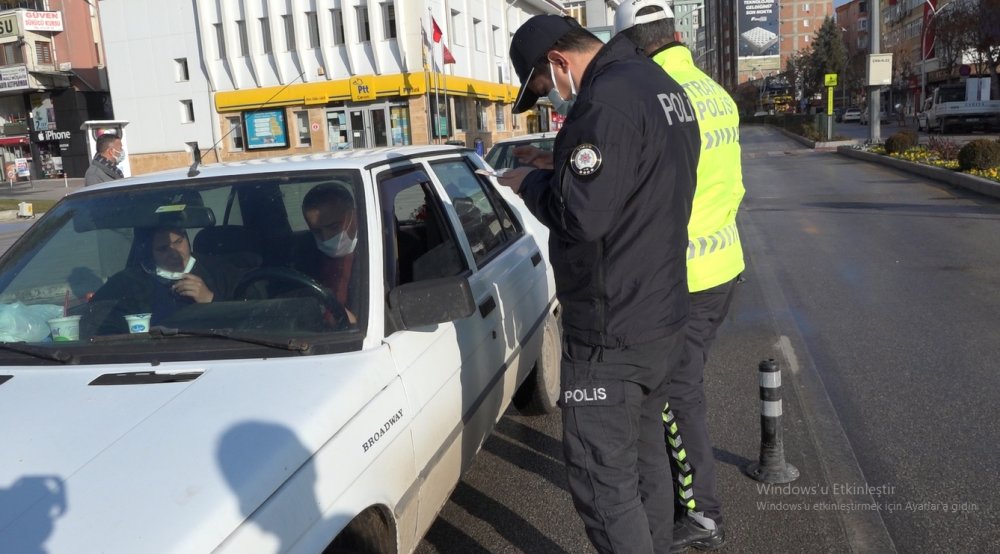 Direksiyon başında dürüm yiyip, ayran içen sürücüye ceza