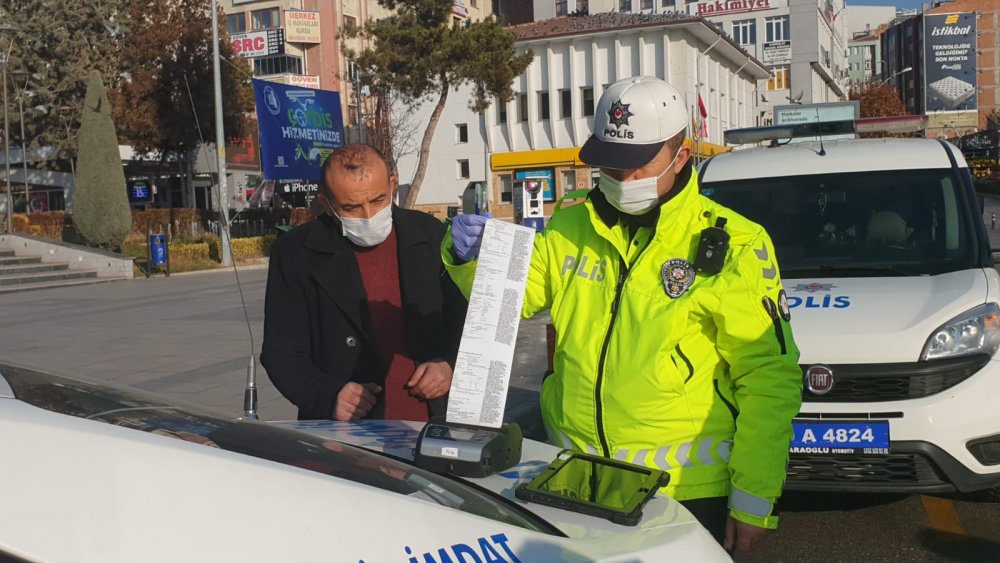 Direksiyon başında dürüm yiyip, ayran içen sürücüye ceza