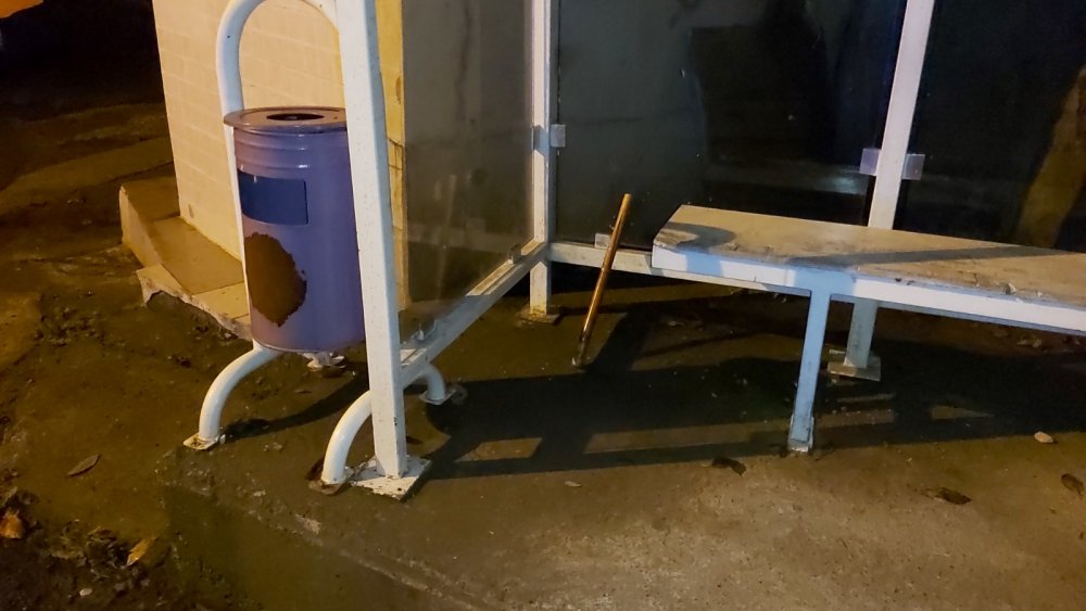 Durdurdukları araçtaki 2 kişiyi darbedip kaçtılar