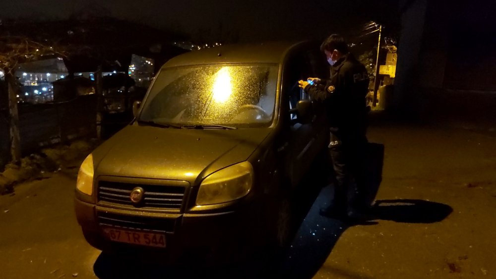 Durdurdukları araçtaki 2 kişiyi darbedip kaçtılar