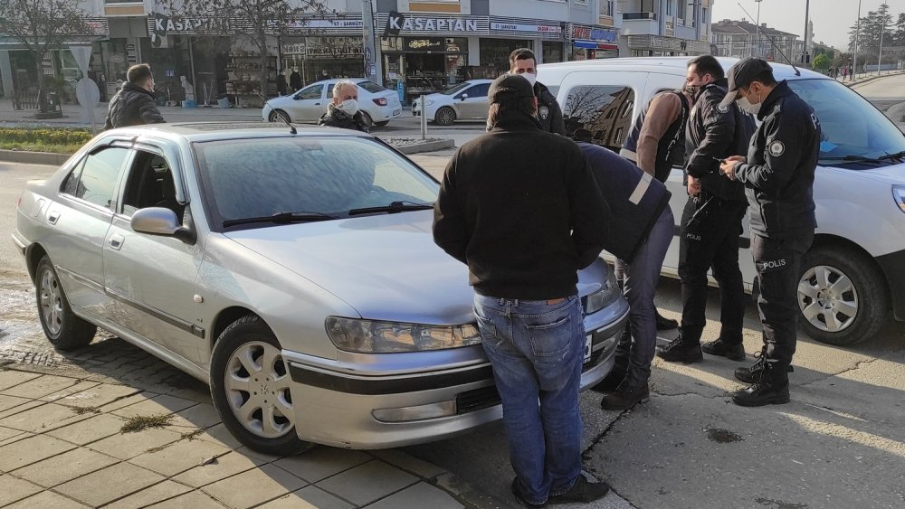 Düzce’de sokağa çıkma kısıtlamasına uymayanlara ceza kesildi 