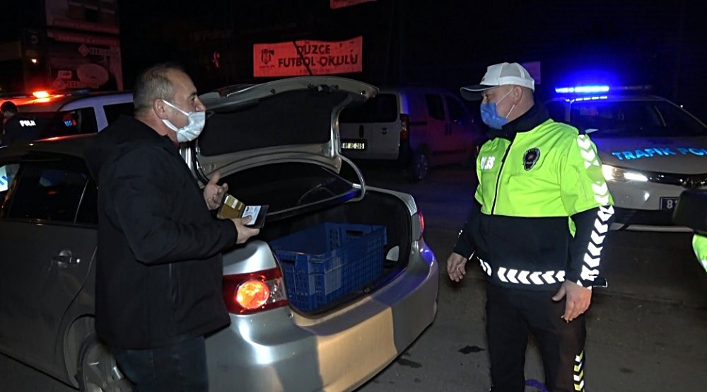 Düzce’de sokağa çıkma kısıtlamasına uymayanlara ceza kesildi 