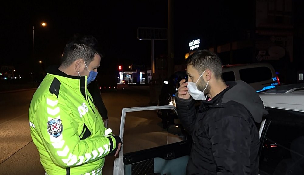 Düzce’de sokağa çıkma kısıtlamasına uymayanlara ceza kesildi 
