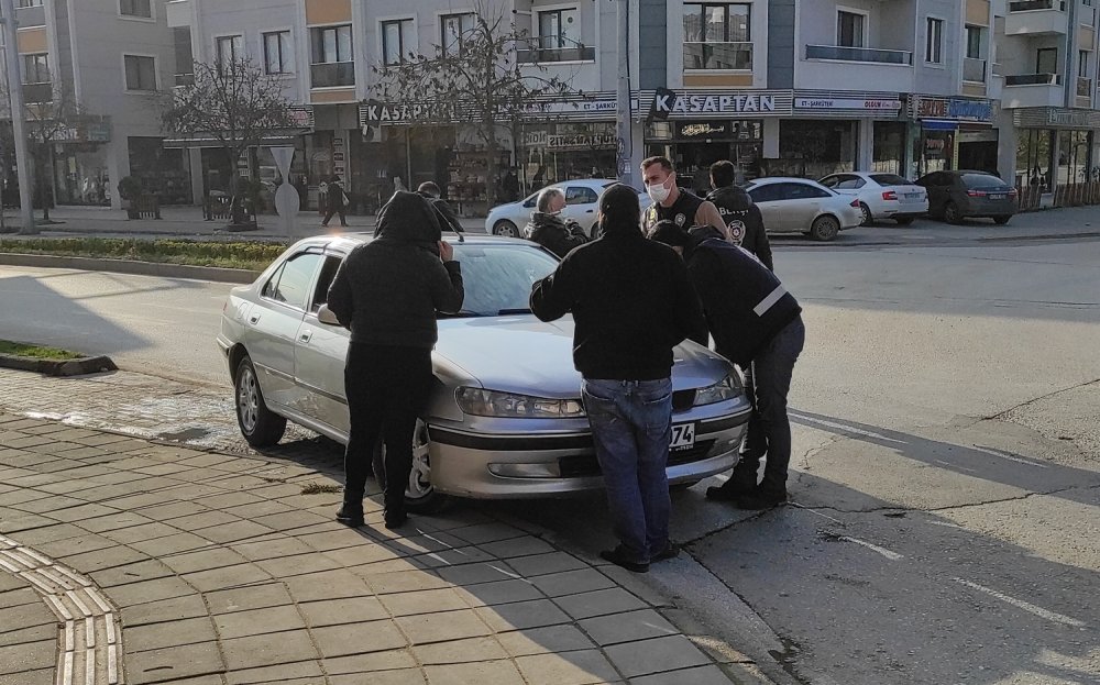 Düzce’de sokağa çıkma kısıtlamasına uymayanlara ceza kesildi 