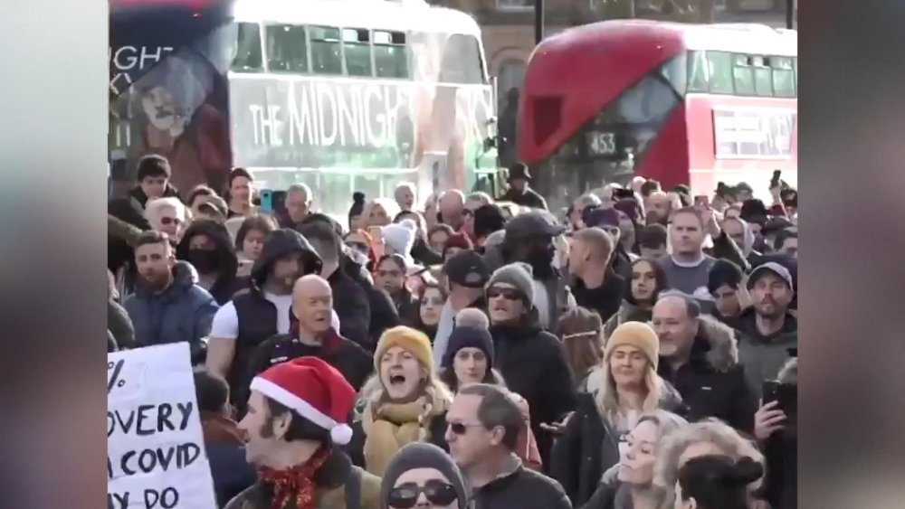 İngiltere’de koronavirüs protestosunda 27 gözaltı