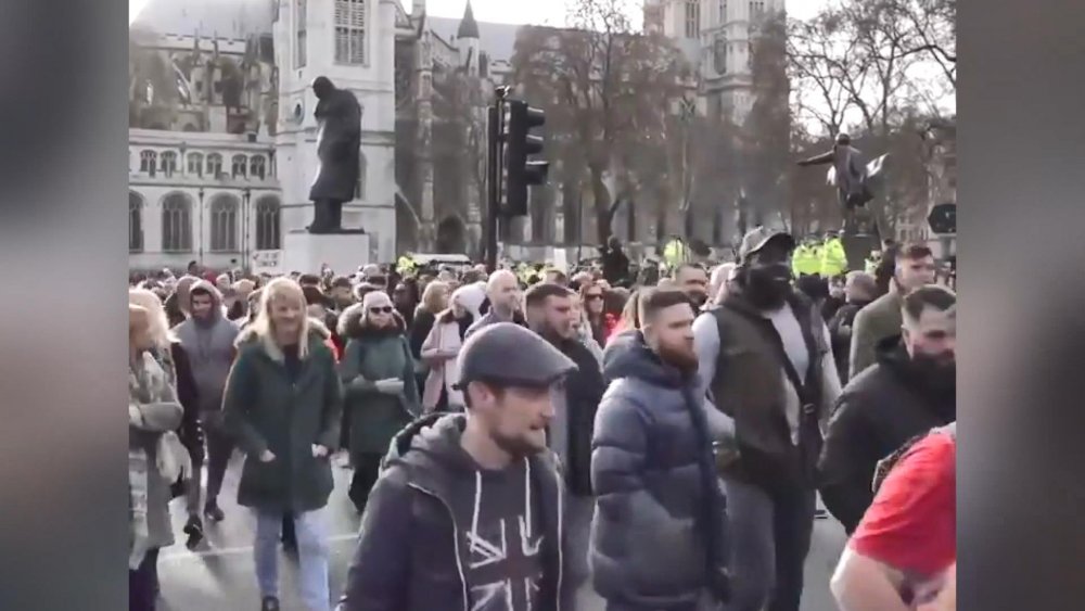 İngiltere’de koronavirüs protestosunda 27 gözaltı