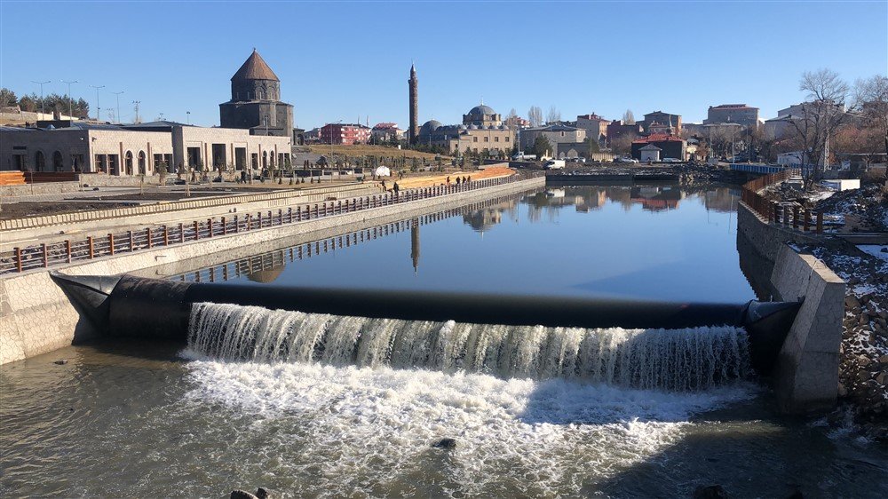 Kars Çayı gece donuyor, gündüz çözülüyor