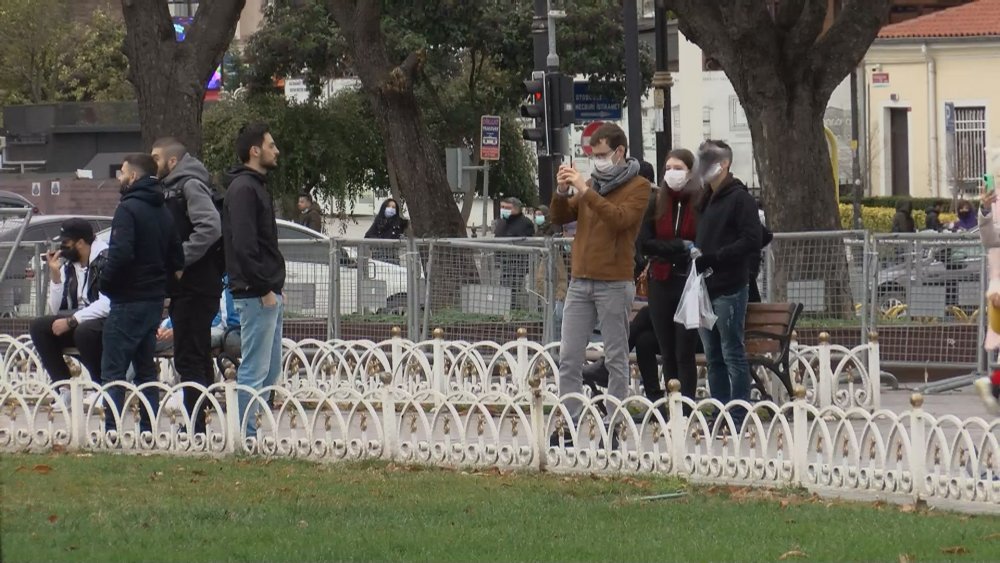 Kısıtlamada Sultanahmet Meydanı’na turist akını