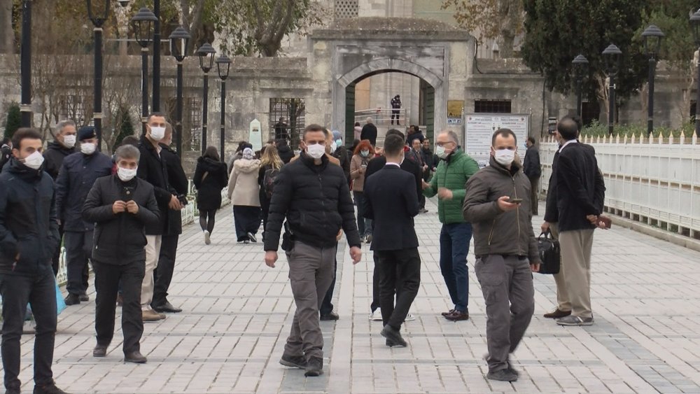 Kısıtlamada Sultanahmet Meydanı’na turist akını