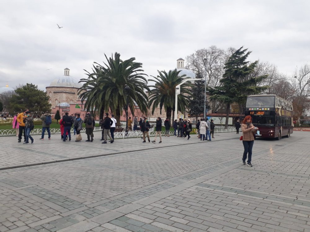 Kısıtlamada Sultanahmet Meydanı’na turist akını