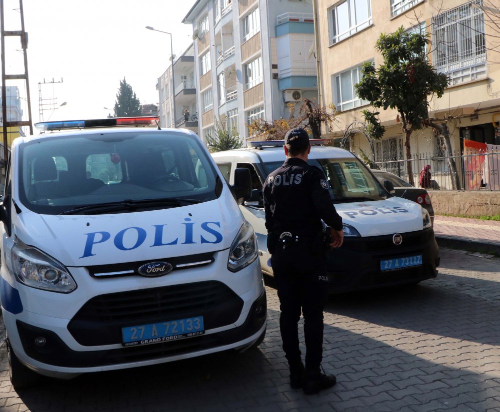 Komiser, temizlediği silahın ateş almasıyla yaralandı