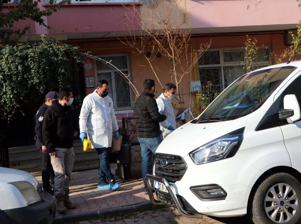 Komiser, temizlediği silahın ateş almasıyla yaralandı