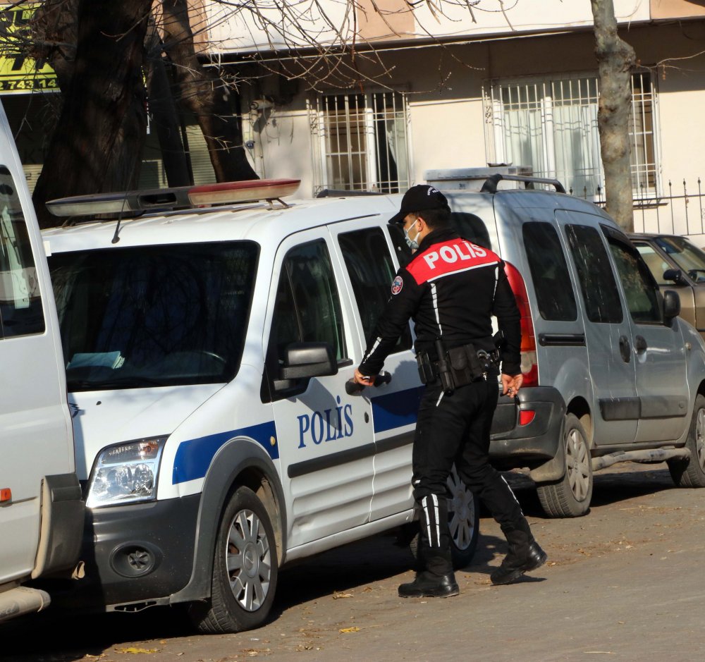Komiser, temizlediği silahın ateş almasıyla yaralandı
