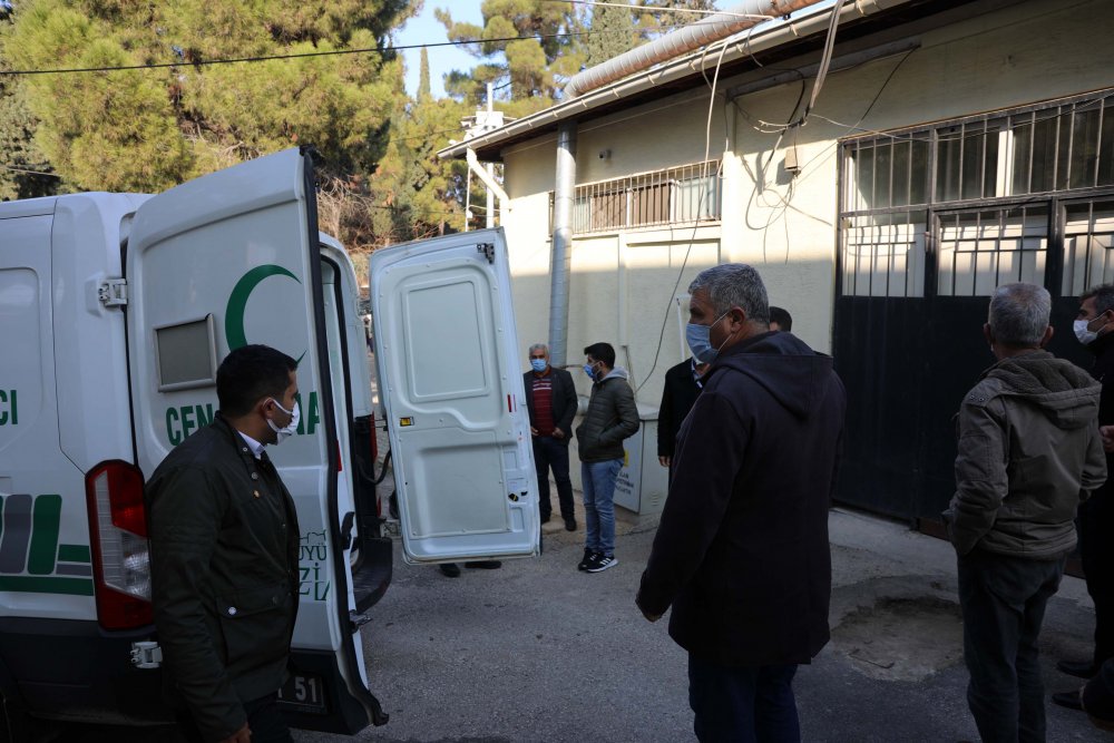 Otomobil çarpan Halil, yaşama tutunamadı