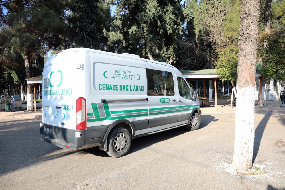 Otomobil çarpan Halil, yaşama tutunamadı