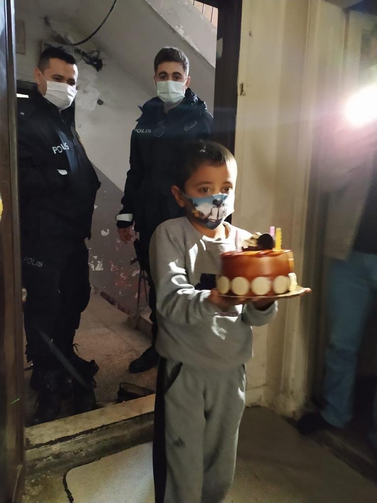 Polisten 7 yaşındaki çocuğa doğum günü süprizi