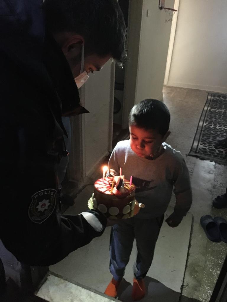 Polisten 7 yaşındaki çocuğa doğum günü süprizi