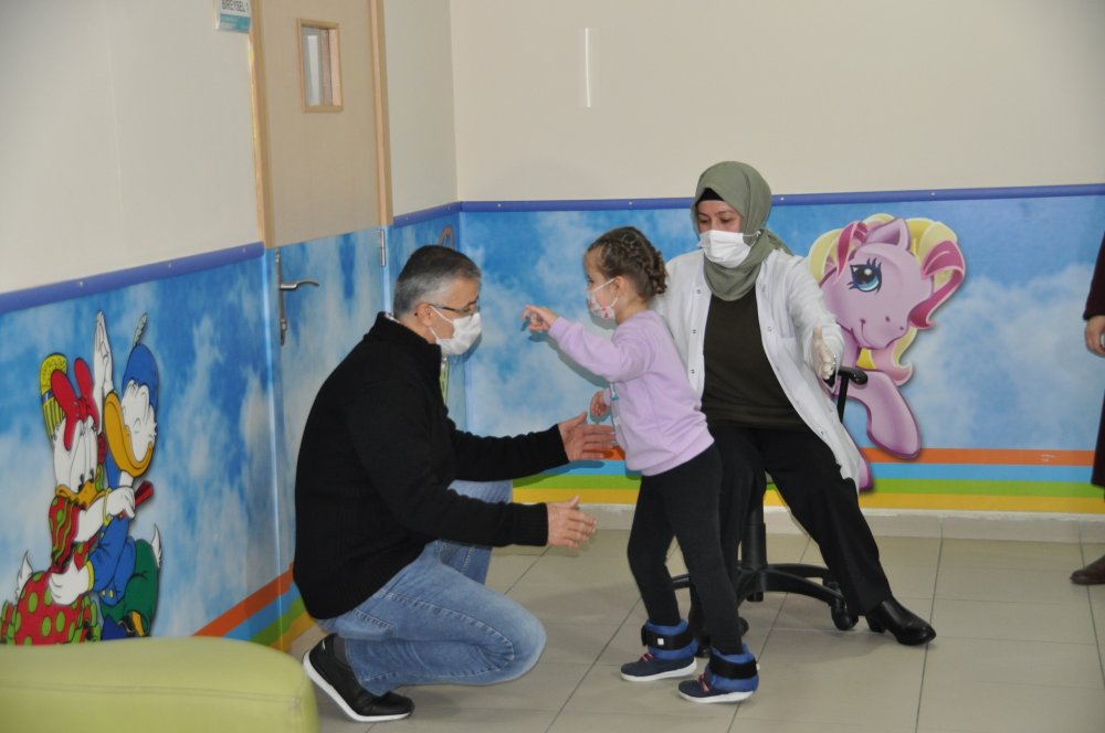 Serebral palsi hastası 7 yaşındaki Elif Hira yaşam sevinciyle örnek oluyor