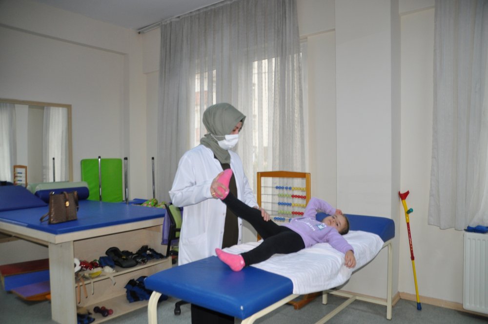 Serebral palsi hastası 7 yaşındaki Elif Hira yaşam sevinciyle örnek oluyor