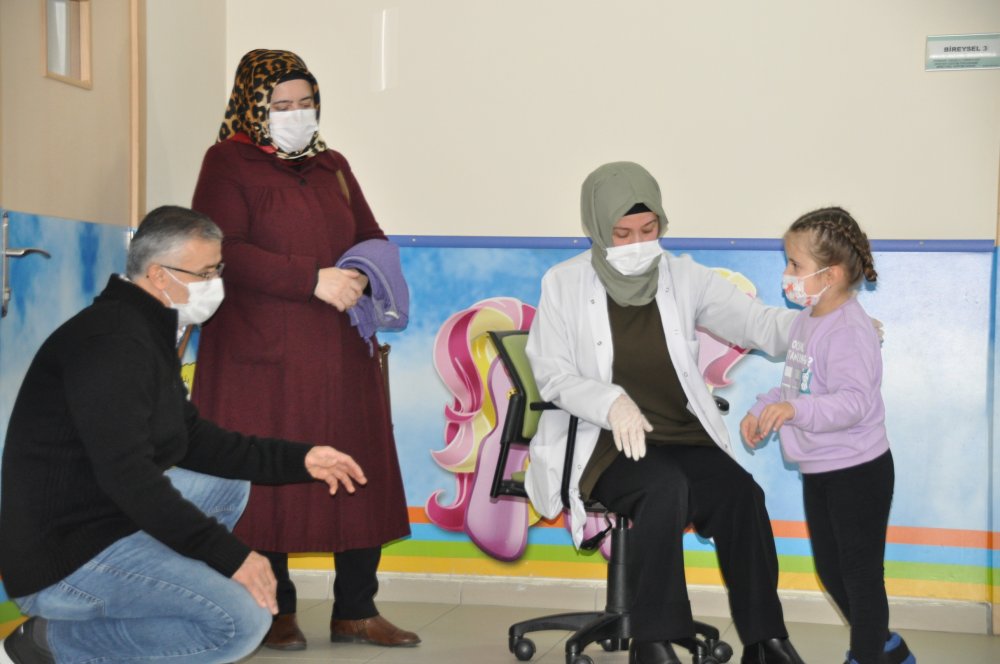 Serebral palsi hastası 7 yaşındaki Elif Hira yaşam sevinciyle örnek oluyor