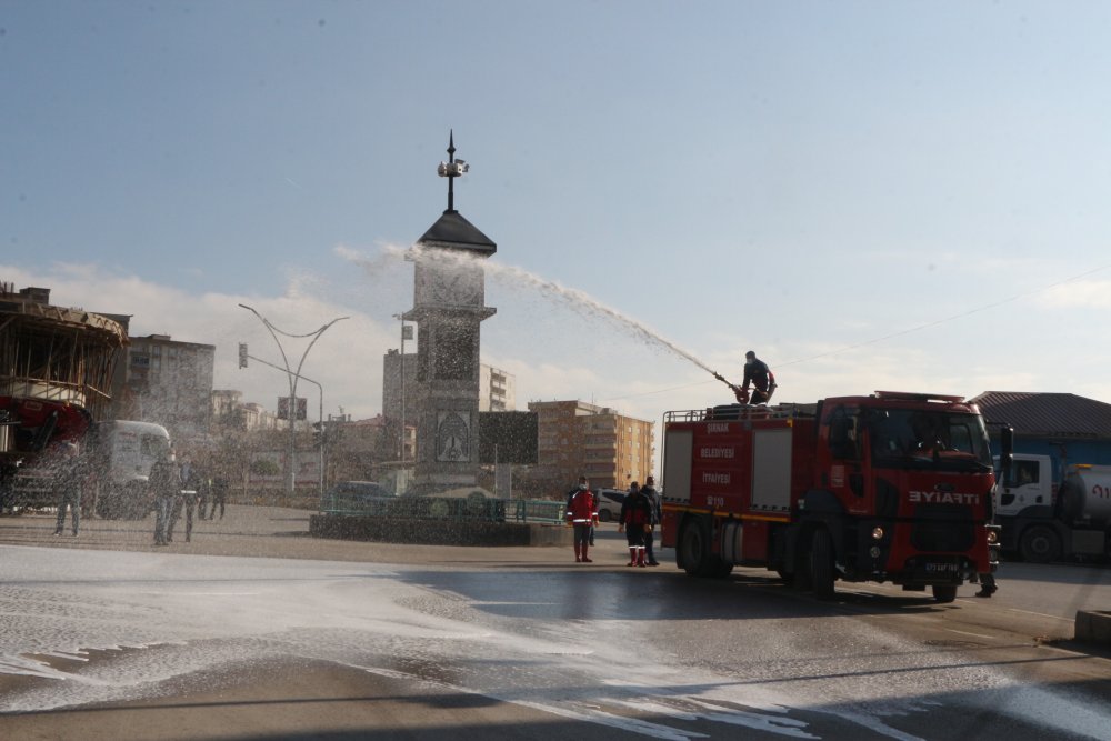 Şırnak caddeleri, köpüklü suyla yıkandı